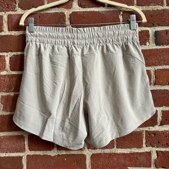 NWOT REI Active Pursuit Shorts Light Grey - Picture 3 of 6